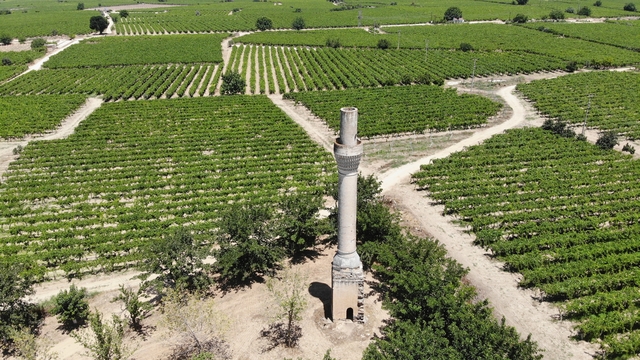 Sarıgöl'ün simgesi 'Kırık Minare' zamana direniyor