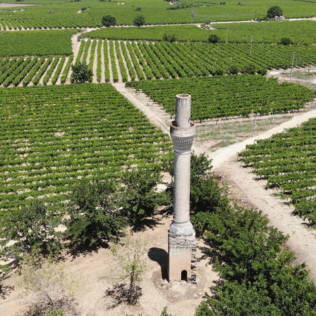 Sarıgöl'ün simgesi 'Kırık Minare' zamana direniyor