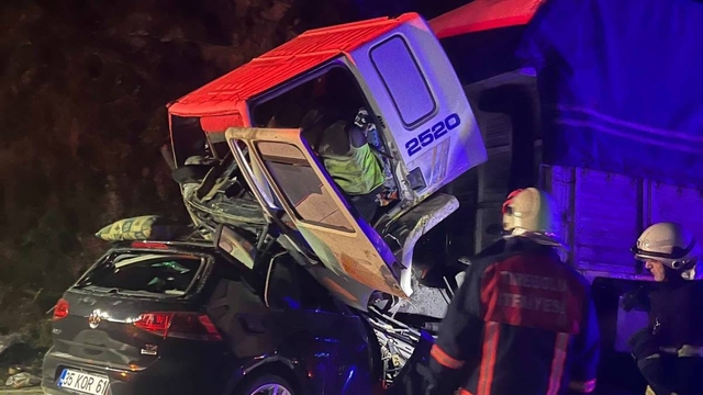 Giresun'da tır ile otomobilin çarpışması sonucu 3 kişi öldü, 1 kişi yaralandı