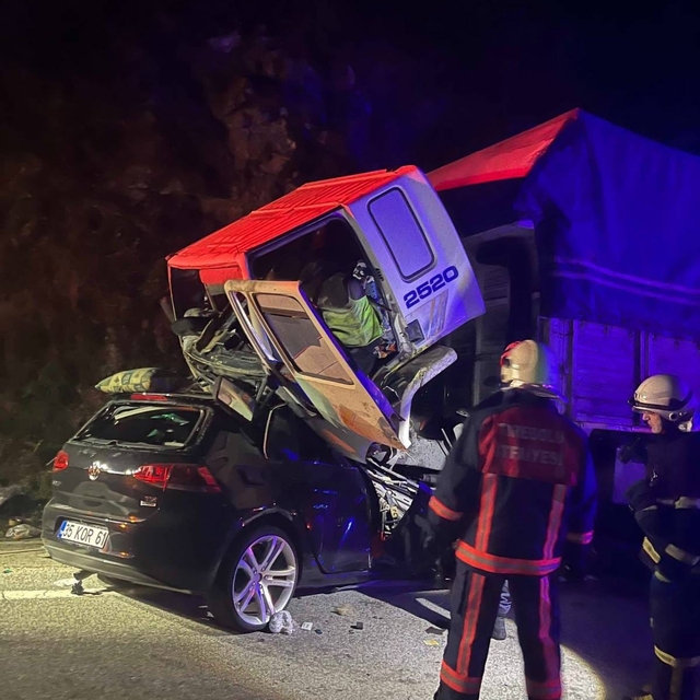 Giresun'da tır ile otomobilin çarpışması sonucu 3 kişi öldü, 1 kişi yaralan...