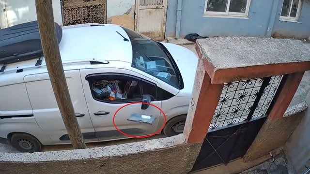 Kargo görevlisinin paketi bahçeye fırlattığı anlar kamerada