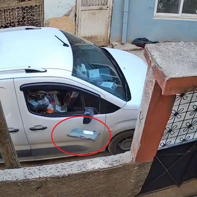 Kargo görevlisinin paketi bahçeye fırlattığı anlar kamerada