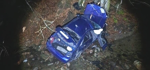 Takla atıp uçuruma yuvarlanan otomobildeki 3 kişi yaralandı