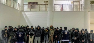 Demir yüklü TIR'ın dorsesinden 37 kaçak göçmen çıktı