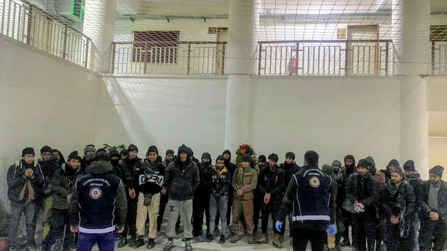 Demir yüklü TIR'ın dorsesinden 37 kaçak göçmen çıktı