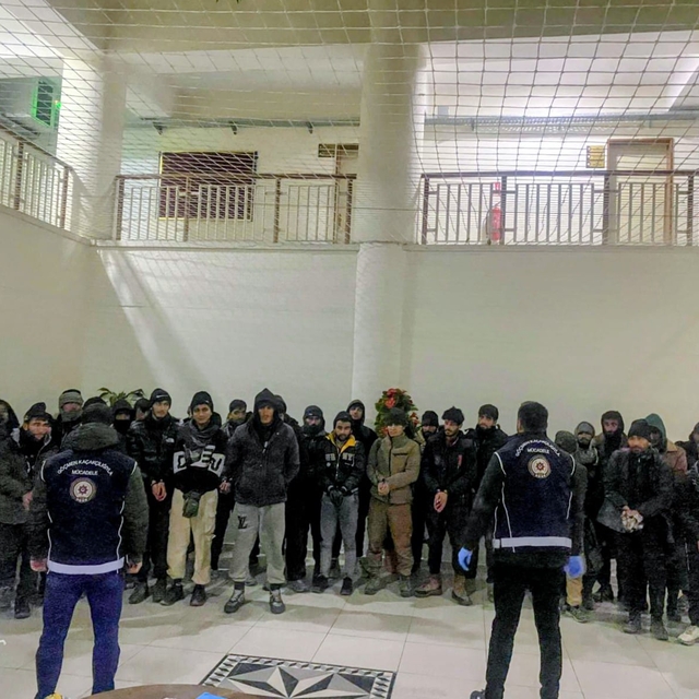 Demir yüklü TIR'ın dorsesinden 37 kaçak göçmen çıktı