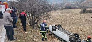Kontrolden çıkan otomobil tarlaya uçtu; 2 yaralı