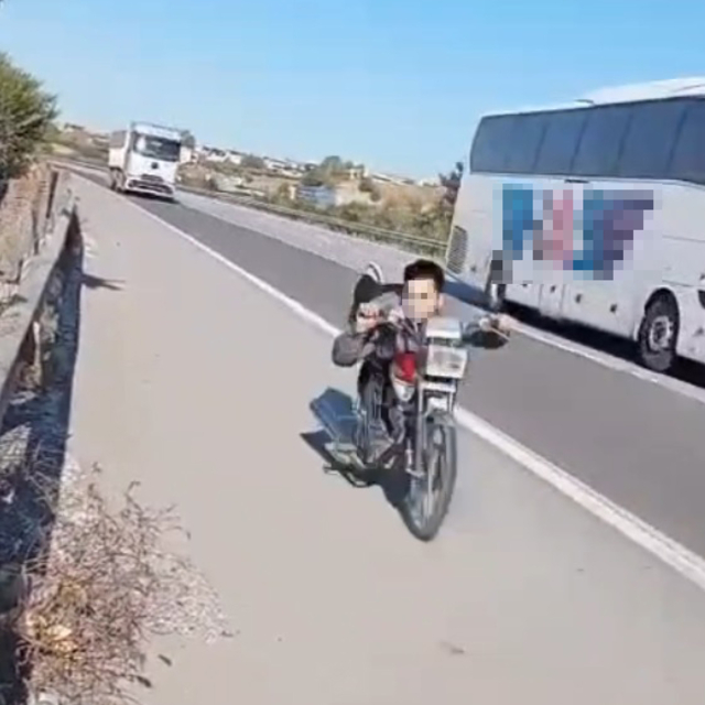 Otoyolda motosikletini, üzerine yüzüstü yatarak kullanan sürücüye 63 bin TL...