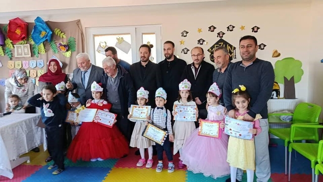 Efeler'de Kur'an'a geçen minik öğrenciye anlamlı kutlama