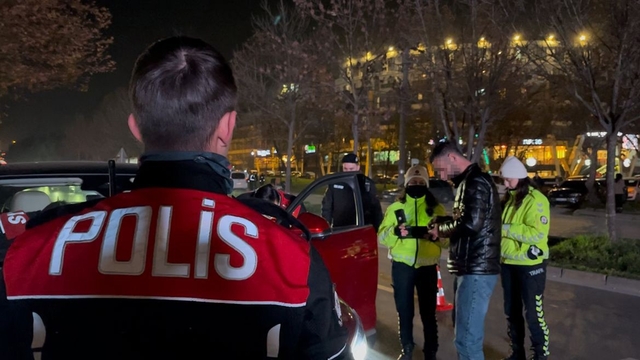 Bursa'da yılbaşı öncesi polis uygulamasında çok sayıda şüpheli yakalandı