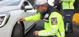 Kocaeli’de jandarma ekiplerince "zorunlu kış lastiği" denetimi yapıldı