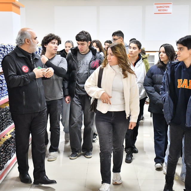 "İyilik Elçisi" Projesi gençlere yardımlaşma ve tarih bilinci aşılıyor