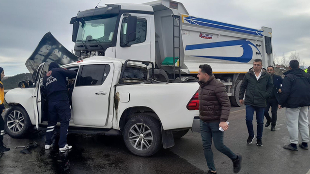 Tokat'ta kamyonet, kamyonla çarpıştı; 1 ölü, 2 yaralı