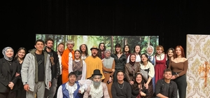 Üniversiteli gençlerin 'Zoraki Hekim' oyunu ayakta alkışlandı