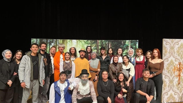 Üniversiteli gençlerin 'Zoraki Hekim' oyunu ayakta alkışlandı