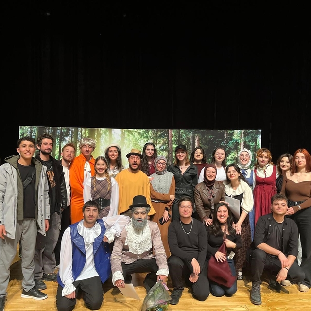 Üniversiteli gençlerin 'Zoraki Hekim' oyunu ayakta alkışlandı