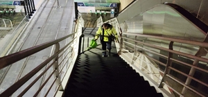 Kocaeli'de üst geçitlerdeki buzlanmaya özel solüsyonla müdahale ediliyor