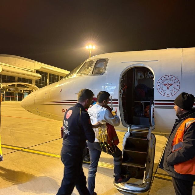 Ağrı'da karaciğer yetmezliği gelişen çocuk uçak ambulansla Ankara'ya sevk e...