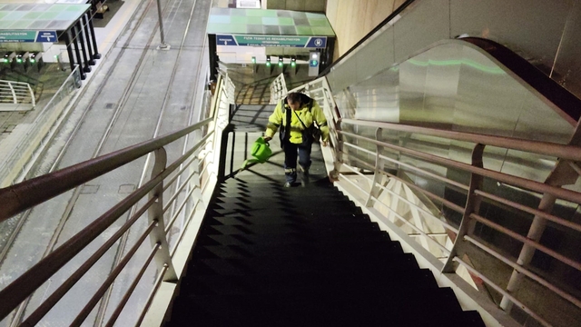 Kocaeli'de üst geçitlerdeki buzlanmaya özel solüsyonla müdahale ediliyor