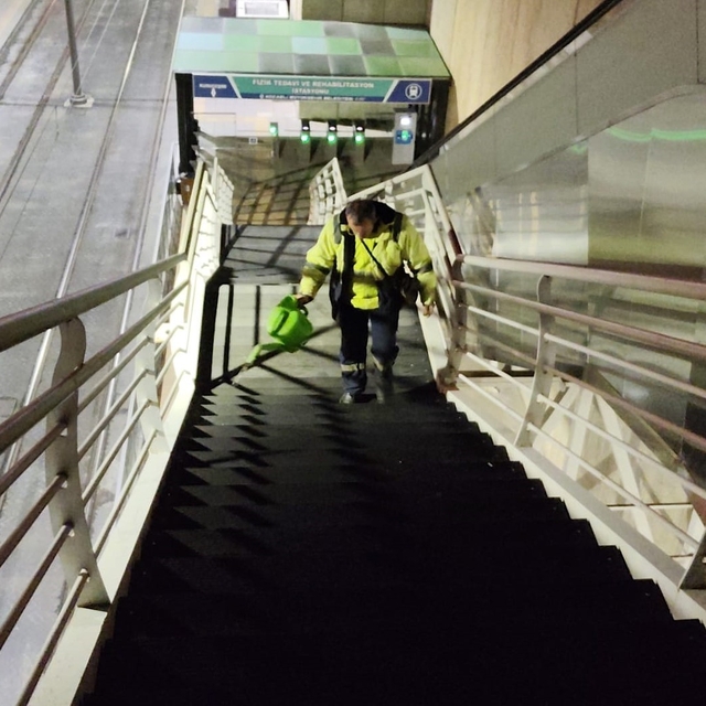 Kocaeli'de üst geçitlerdeki buzlanmaya özel solüsyonla müdahale ediliyor