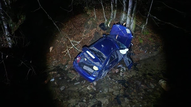 Bursa'da şarampole yuvarlanan otomobildeki 3 kişi yaralandı