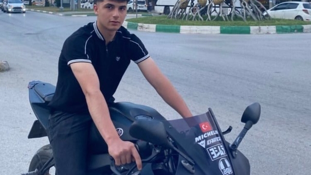 Mezarlıkta otomobilde 2 genç ölü bulundu, otomobilde isimleri yazılı şef bıçağı bulundu