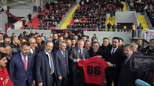 Yozgat Şehir Stadyumu, Bakan Osman Aşkın Bak'ın katılımıyla açıldı
Gençlik ve Spor Bakanı Osman Aşkın Bak: "Bizler şanslıyız çünkü sporun içerisinden gelen bir Cumhurbaşkanımız var"