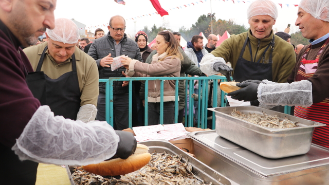 Tekirdağ'da vatandaşlara 3 ton hamsi ikram edildi