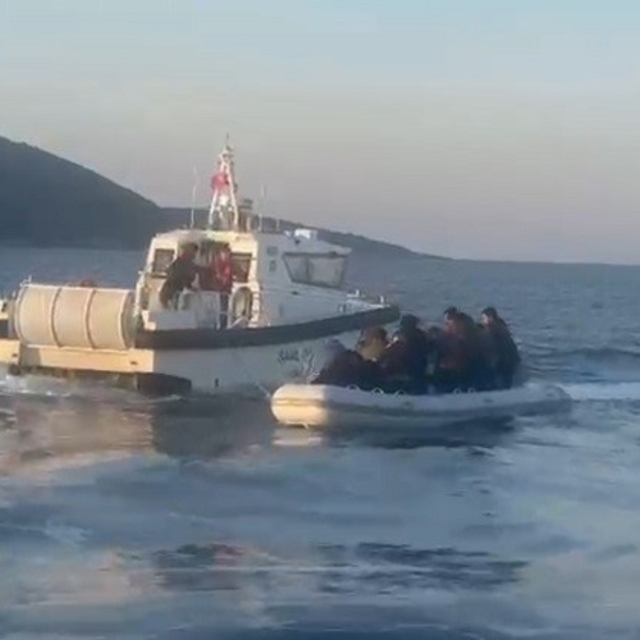 Aydın'da 12 düzensiz göçmen ve 1 göçmen kaçakçısı yakalandı