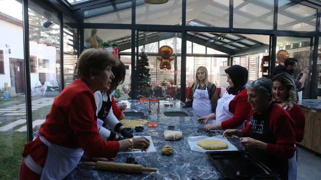 Tokat'ta kadınlar yaptıkları kurabiyeleri çocuklara hediye etti
