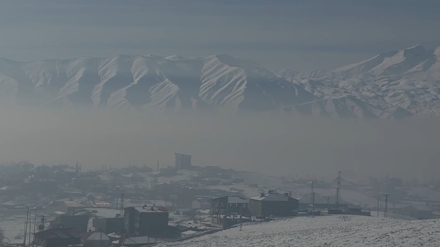 Yüksekova sis altında kaldı