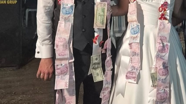 Çanakkale'de 5 kişinin ölümüyle sonuçlanan kaza genç çifti birbirinden ayırdı
Çanakkale'deki feci kazada hayatını kaybeden öğretmenin hayatı da annesi gibi trafik kazasında sonlandı