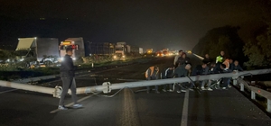 Aydın'da tırın açık kalan dorsesinin hız tespit sistemi direğine çarpması kamerada