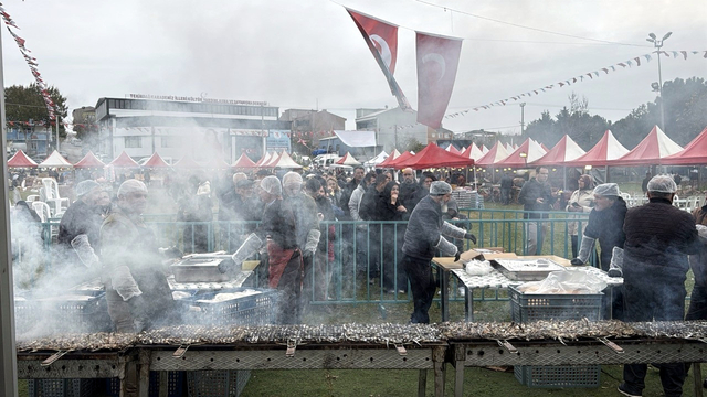 Festivalde 10 bin kişiye 3 ton hamsi dağıtıldı