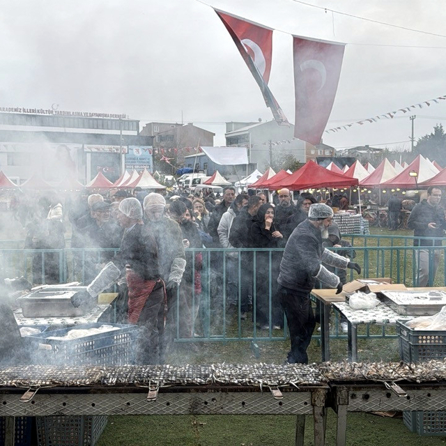 Festivalde 10 bin kişiye 3 ton hamsi dağıtıldı