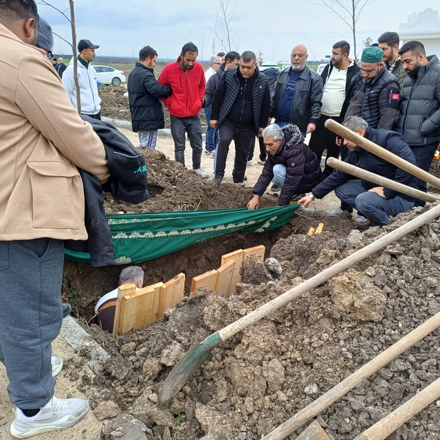 Evinde vahşice öldürülen kadın toprağa verildi