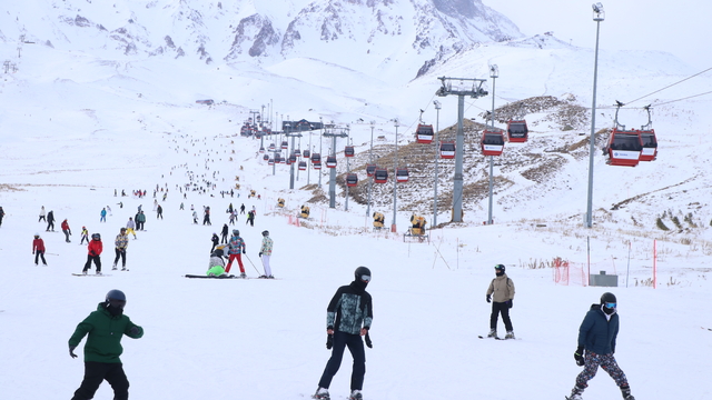 Erciyes Kayak Merkezi'nde yeni sezonun ilk hafta sonunda yoğunluk