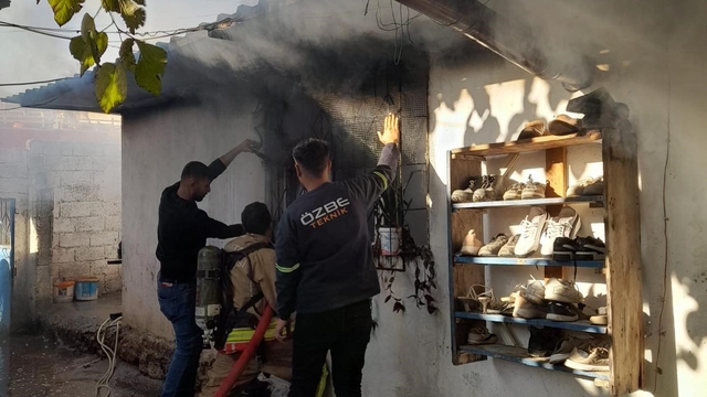 Erzin'de müstakil ev yandı