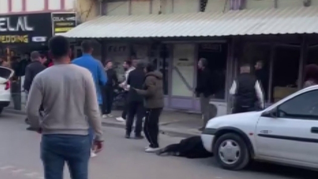 Eşini, kızının yanında öldürüp kayıplara karıştı
Elini kolunu sallayarak olay yerinden uzaklaştı