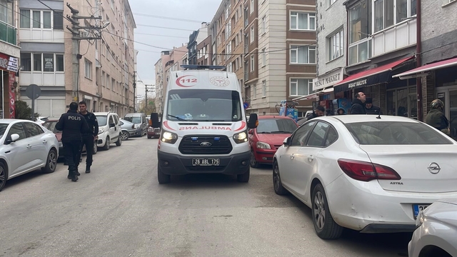 Kollarından ve kafasından yaralanan genç hastaneye kaldırıldı, fail aranıyor