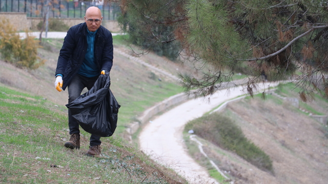 Adana'da çevre gönüllüleri Seyhan Nehri'nin çevresindeki atıkları topladı