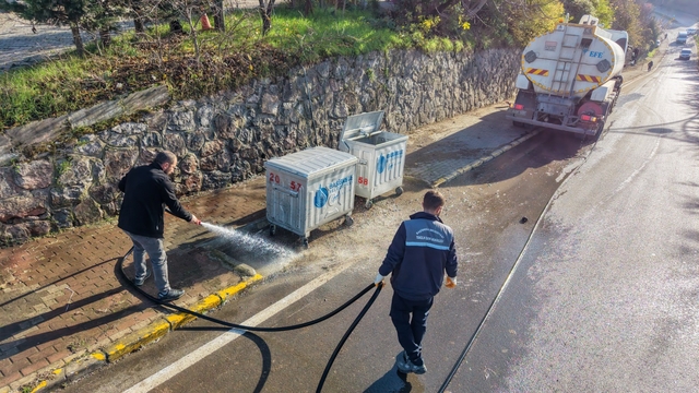 Başiskele'de cadde ve sokaklarda temizlik çalışması yürütülüyor