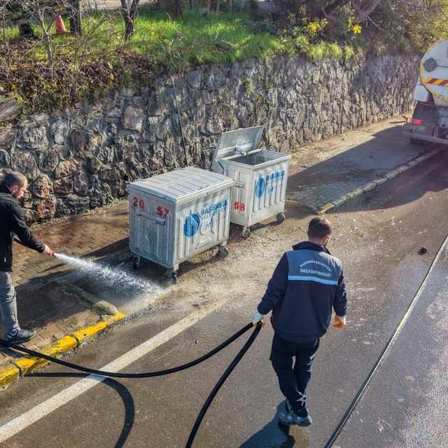 Başiskele'de cadde ve sokaklarda temizlik çalışması yürütülüyor