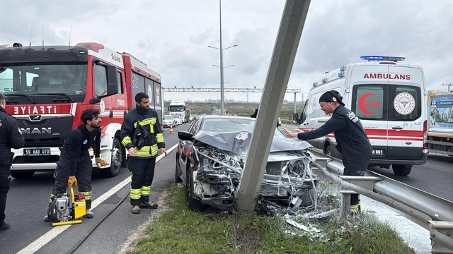 Tekirdağ'da aydınlatma direğine çarpan otomobildeki 2 kişi yaralandı