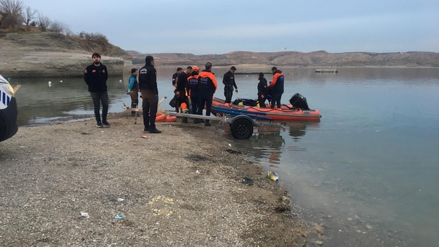 Adıyaman'da tekne alabora oldu; 4 kişi kurtarıldı, 1 kişi aranıyor