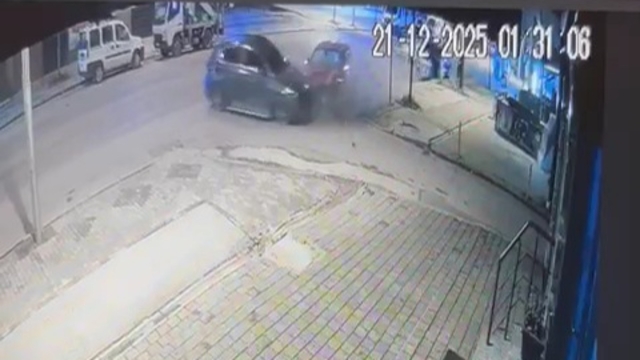 Otomobilin, park halindeki 2 araca çarptığı kaza kamerada