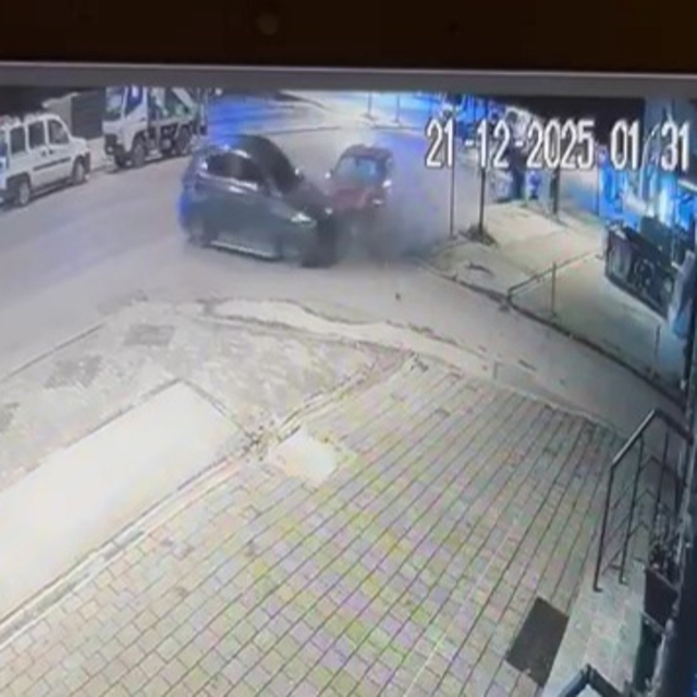 Otomobilin, park halindeki 2 araca çarptığı kaza kamerada