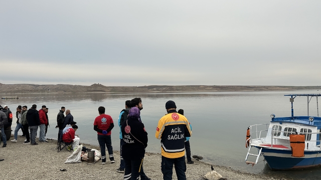 Adıyaman'da şişme botun alabora olması sonucu baraja düşen kişi aranıyor