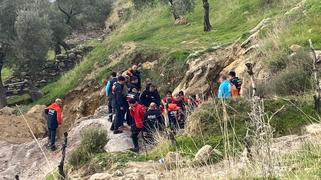 Kaçak kazı yaparken girdiği tünelden çıkamadı
Ekiplerin tünel içerisinde kalan şahsı arama çalışmaları sürüyor