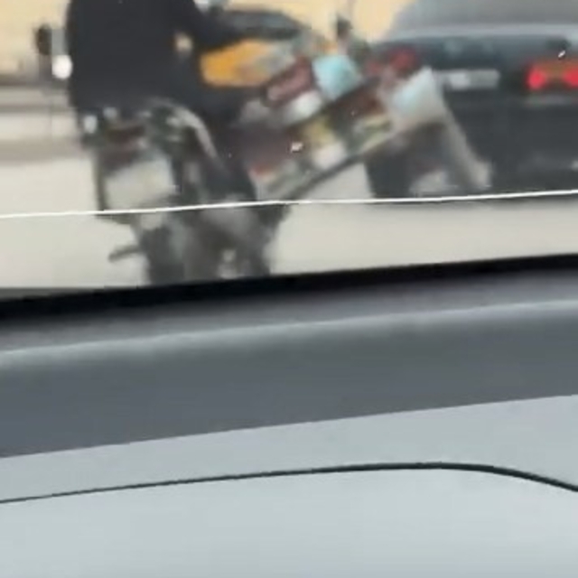 Tüp yüklü motosikletle tehlikeli hareketler kamerada